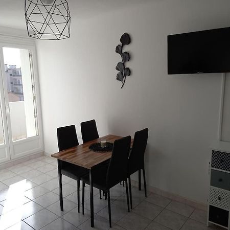 Appart 2/4 Pers Proche Centre Avec Balcon, Parking Narbonne Buitenkant foto