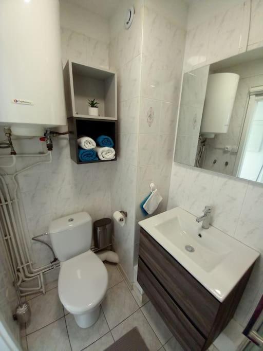 Appart 2/4 Pers Proche Centre Avec Balcon, Parking Narbonne Buitenkant foto
